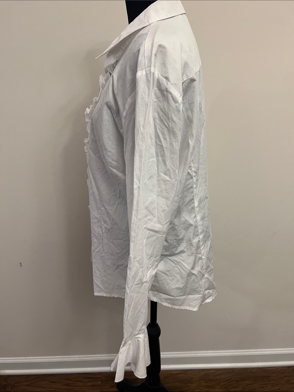 Trina Turk White Blouse with Black Trim - Picture 8 of 9